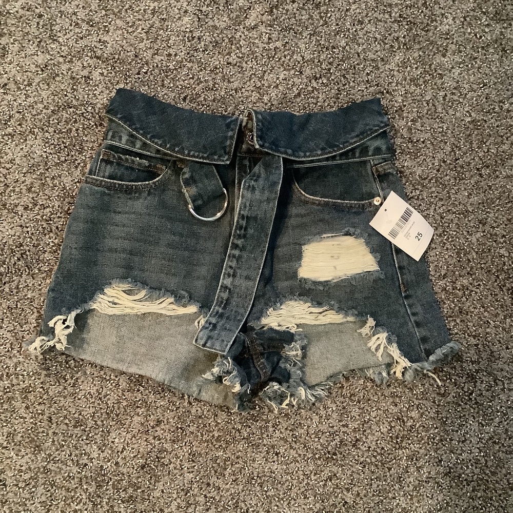 Women’s distressed Jean shorts 25 NWT